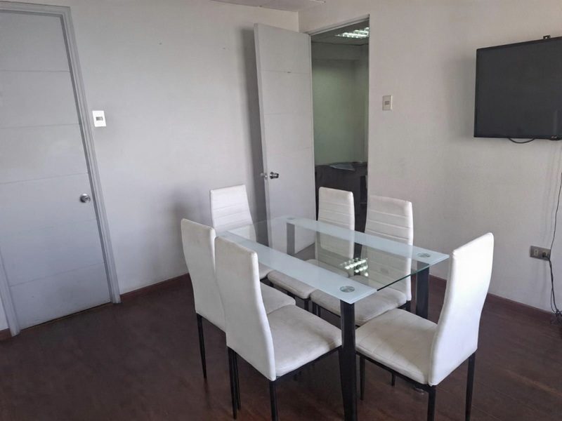 Sala de reuniones de la oficina de Pulso Virtual en Iquique